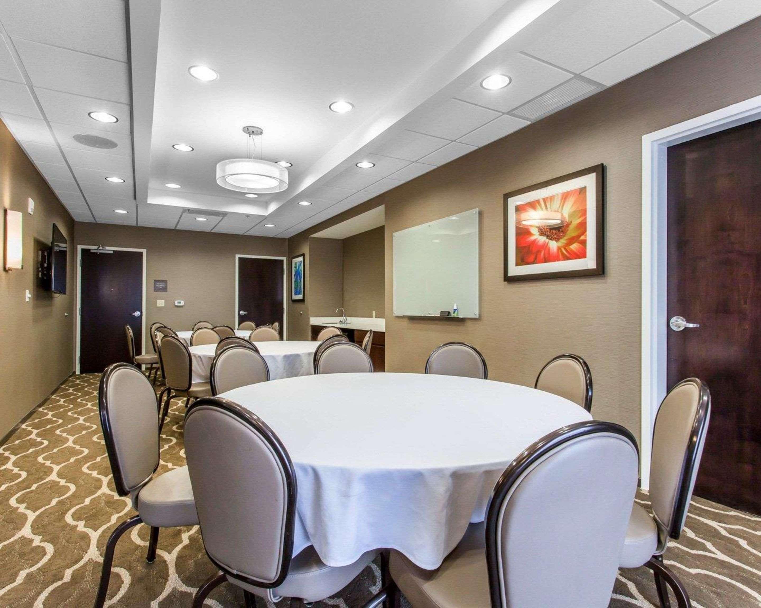 Comfort Suites-Youngstown North Buitenkant foto